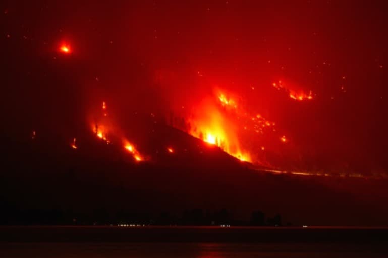 Incendios forestales arrasan el oeste de Estados Unidos y Canadá mientras se evacúa a cientos de residentes