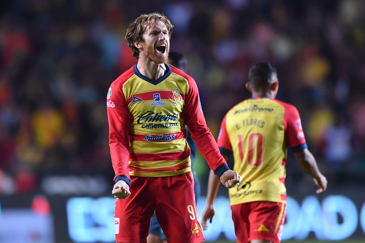 El atacante de la Monarquía grita su gol con todo y lo dedica a la afición.