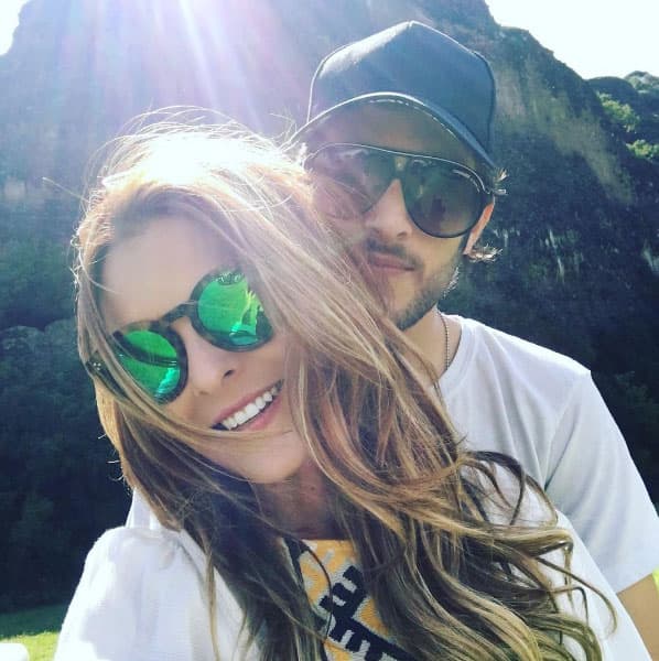 Y a pesar de que al inicio ella se resistió, no pudo ante los encantos de este joven galán.