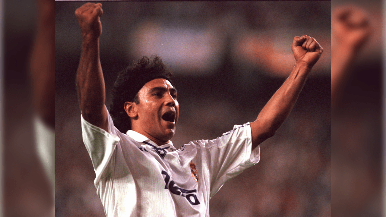 <b>¿Quién le quita este distintivo?</b>
<br>Hugo Sánchez está considerado como uno de los mejores, o el mejor futbolista mexicano en la historia.