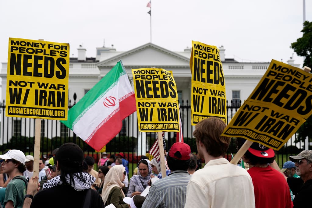 Otros manifestantes, recordaron con sus mensajes al presidente Donald Trump que el país lo que necesita es
<b>la creación de empleos</b> y no una guerra.