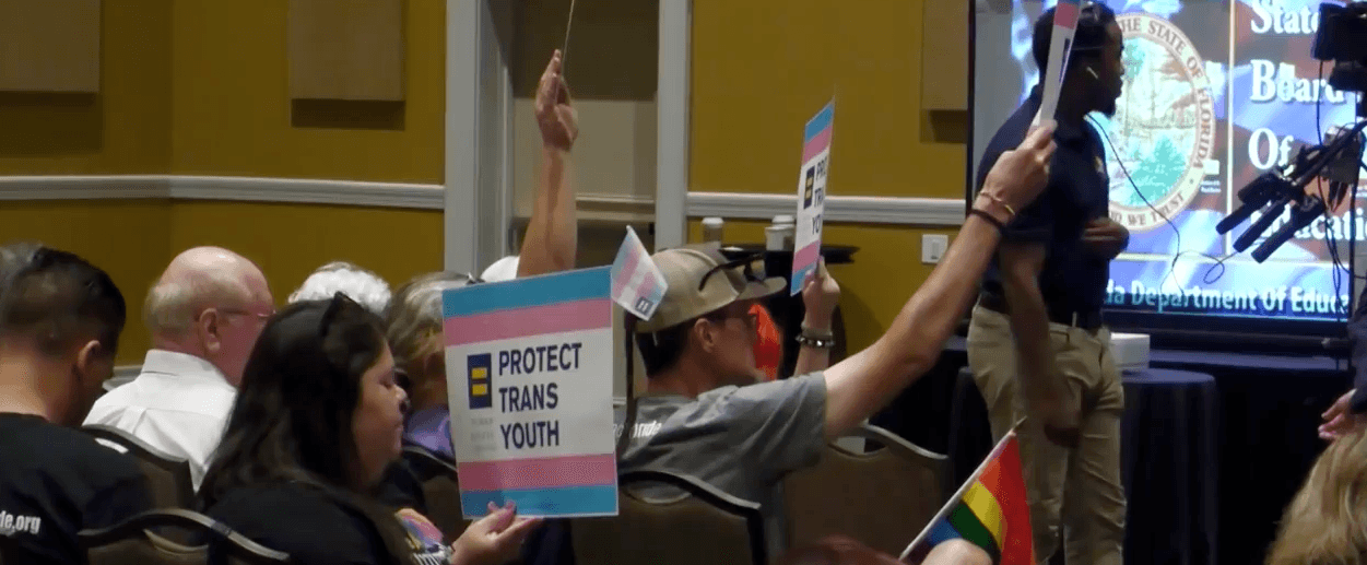 En respuesta a las críticas sobre el nuevo plan de estudio, DeSantis dijo el viernes que estaba “defendiendo” a Florida “contra las falsas acusaciones y contra las mentiras. Y vamos a seguir diciendo la verdad”, agregó.