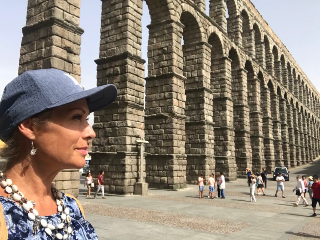 En este contexto, la actriz de 50 años de edad habló también de la forma en que ella ha educado a Carlo y Luciano.