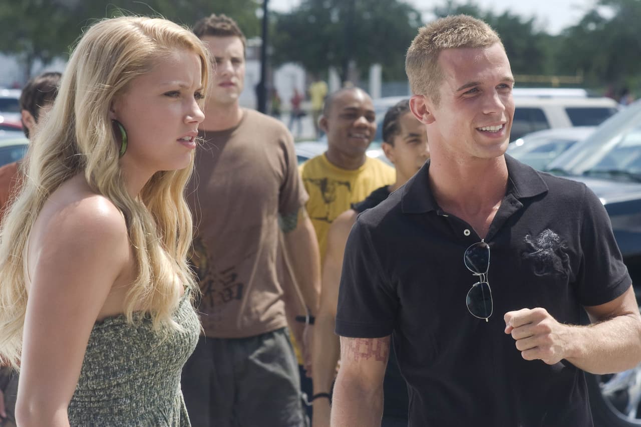 <b>'Never Back Down' (2008)</b>
<br>La cinta sigue la vida de Jake (Sean Faris), quien es nuevo en el pueblo y en la primera fiesta a la que acude se ve envuelto en una pelea en donde es vencido y humillado. Esto lo lleva a aprender artes marciales, sin embargo, termina llevandose muchas otras lecciones. Todo mientras busca impresionar a Baja Miller (Amber Heard), su interés amoroso.