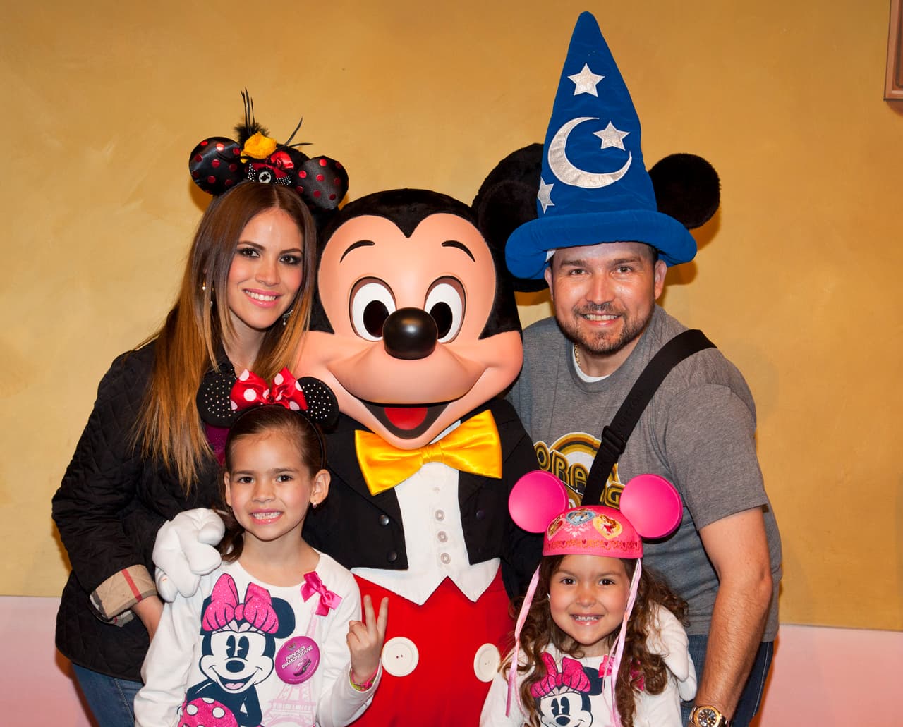 Lo mismo pasa con Poncho Lizárraga, pues sus hijas y su esposa son felices en el parque creado por Walt Disney, por lo que a él, como buen padre y esposo, le gusta compacerlas.