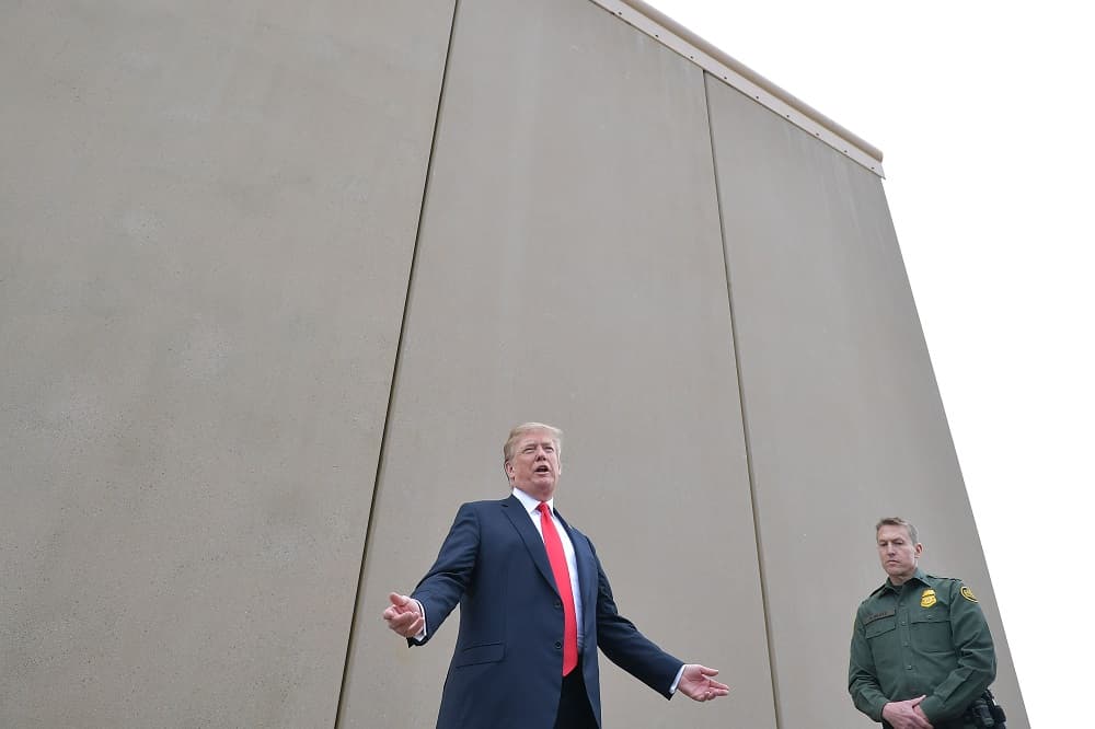 Trump dice que apelará la orden judicial que bloqueó su plan para construir partes del muro