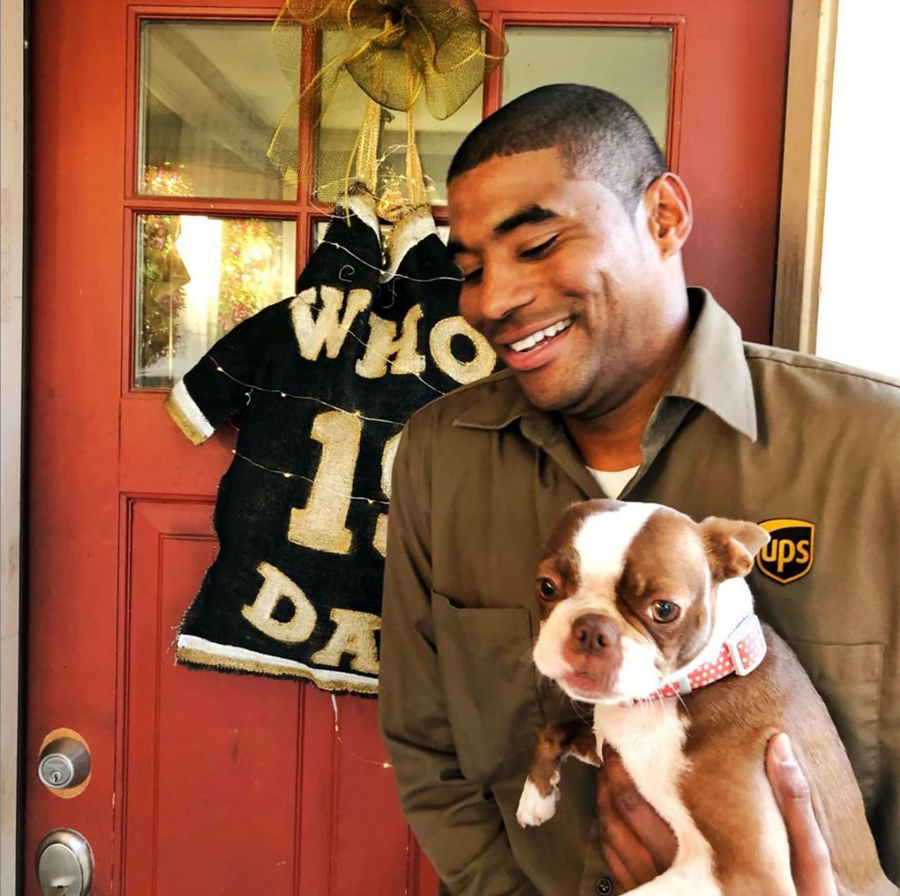 El cachorro en esta fotografía se llama Marty. "No estoy planeando ser veterinario o trabajar formalmente con animales,
<b>solo me gustan los perros que encuentro en mi ruta",</b> dijo Hardesty a Univision Noticias.