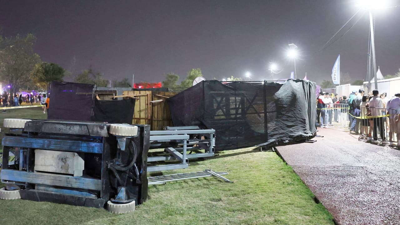 En la imagen se ve una estructura metálica derribada por el viento en el festival de música AXE Ceremonia el sábado 5 de abril de 2025 en el Parque Bicentenario en Ciudad de México.