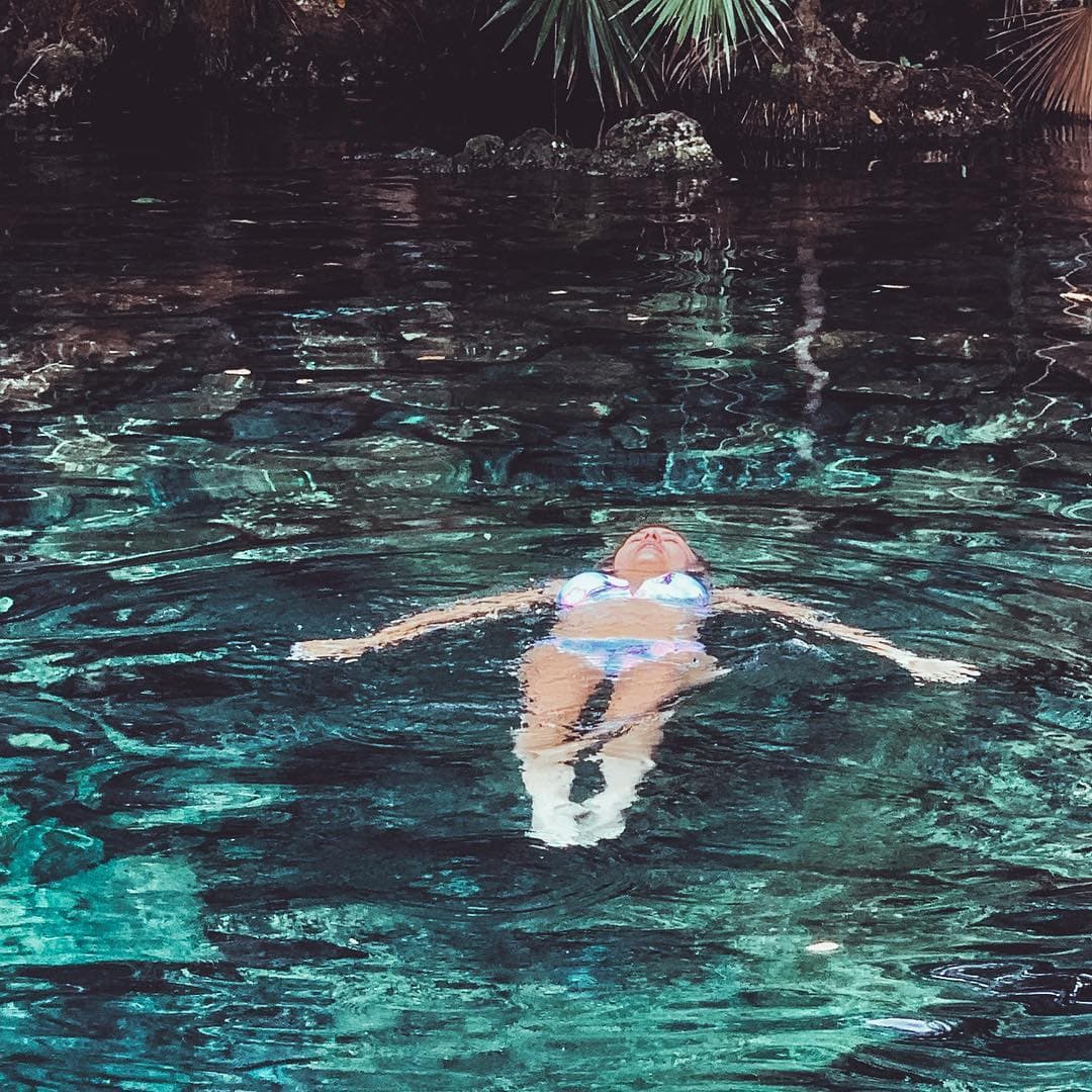 La actriz se relajó en las tranquilas aguas del cenote al que llamó “lugar sagrado”.