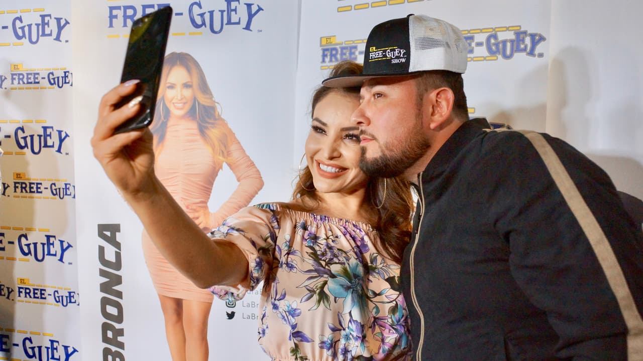 Roberto Tapia llegó al Free-guey show con nuevo sencillo y se armó tremenda fiesta.