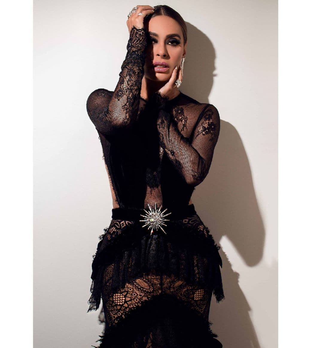 La presentadora eligió un vestido de la firma Raissa Vanessa, que incluía transparencias, holanes y una abertura en la pierna.