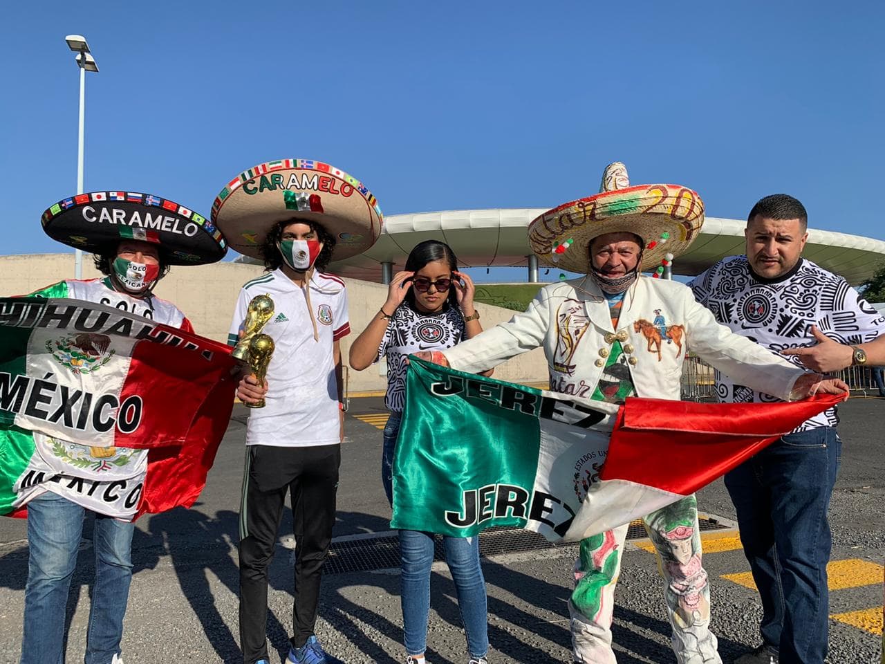 Los afortunados aficionados que consiguieron boleto para el partido más esperado de la temporada regular, comienzan a tomar sus lugares en el Estadio Akron a minutos del pitazo inicial.