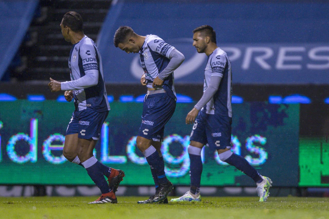 Vikonis estuvo cerca de atajar el tiro, pero el esférico pasó entre el césped y su humanidad.