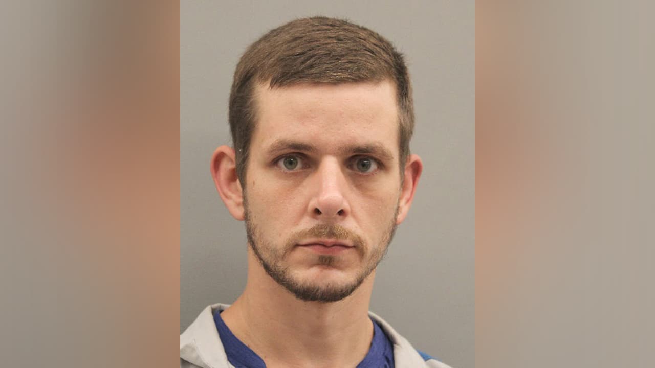 Cody Michael Finley, es sospechoso de robo de casa habitación.