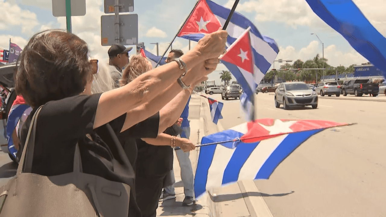 “Para mí esto es un grito de libertad”: emotivo ‘banderazo’ por el aniversario de las protestas en Cuba