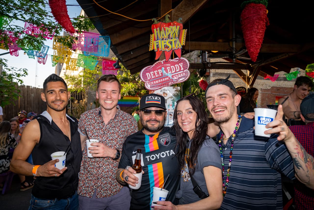 <h2 class="cms-H2-H2">The Chili Queens cook off</h2>
<br>
<ul>
<li class="li1">Cuándo: 27 de abril</li>
</ul>
<ul>
<li class="li1">Hora: 15:00 horas - 20:00 horas</li>
</ul>
<ul>
<li class="li1">Dónde: Bonham Exchange</li>
</ul>
<ul>
<li class="li1">Qué es: Este es un evento que pone a prueba las mejores recetas del chilli, desde recetas familiares hasta técnicas profesionales de cómo prepararlo. El ganador se lleva a casa el cinturón ganador para demostrar que es el verdadero ganador.</li>
</ul>
<ul>
<li class="li1">Costo: Gratis</li>
</ul>