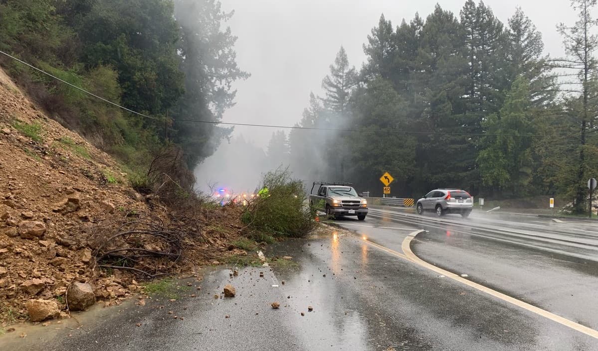Dos carriles de la carretera 17 en Santa Cruz, a la altura de Sugarloaf Road, fueron cerrados debido a un deslave.
