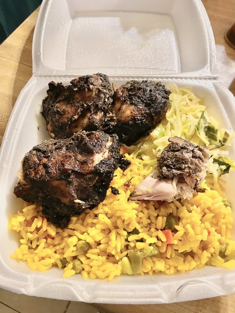 <b>Golden Krust Caribbean Restaurant</b>
<br>Dirección: 4412 Fayetteville Rd. Raleigh, NC. 27603
<br>Teléfono: (919) 322-4191
<br>Sitio web:
<a href="https://locations.goldenkrust.com/ll/US/NC/Raleigh/4412-Fayetteville-Road">https://locations.goldenkrust.com/ll/US/NC/Raleigh/4412-Fayetteville-Road</a>
<br>
<b><a href="https://www.yelp.com/map/golden-krust-caribbean-restaurant-raleigh-2">Cómo llegar</a></b>
<br>
<br>Así se promocionan en su página web: “Golden Krust es un restaurante rápido e informal que ofrece auténtica comida jamaicana, como hamburguesas de ternera, pollo jerk y pan con queso. Toda nuestra comida se cocina desde cero y se prepara fresca todos los días, por lo que cuando cena con nosotros sabe que está recibiendo una experiencia gastronómica tradicional caribeña”.