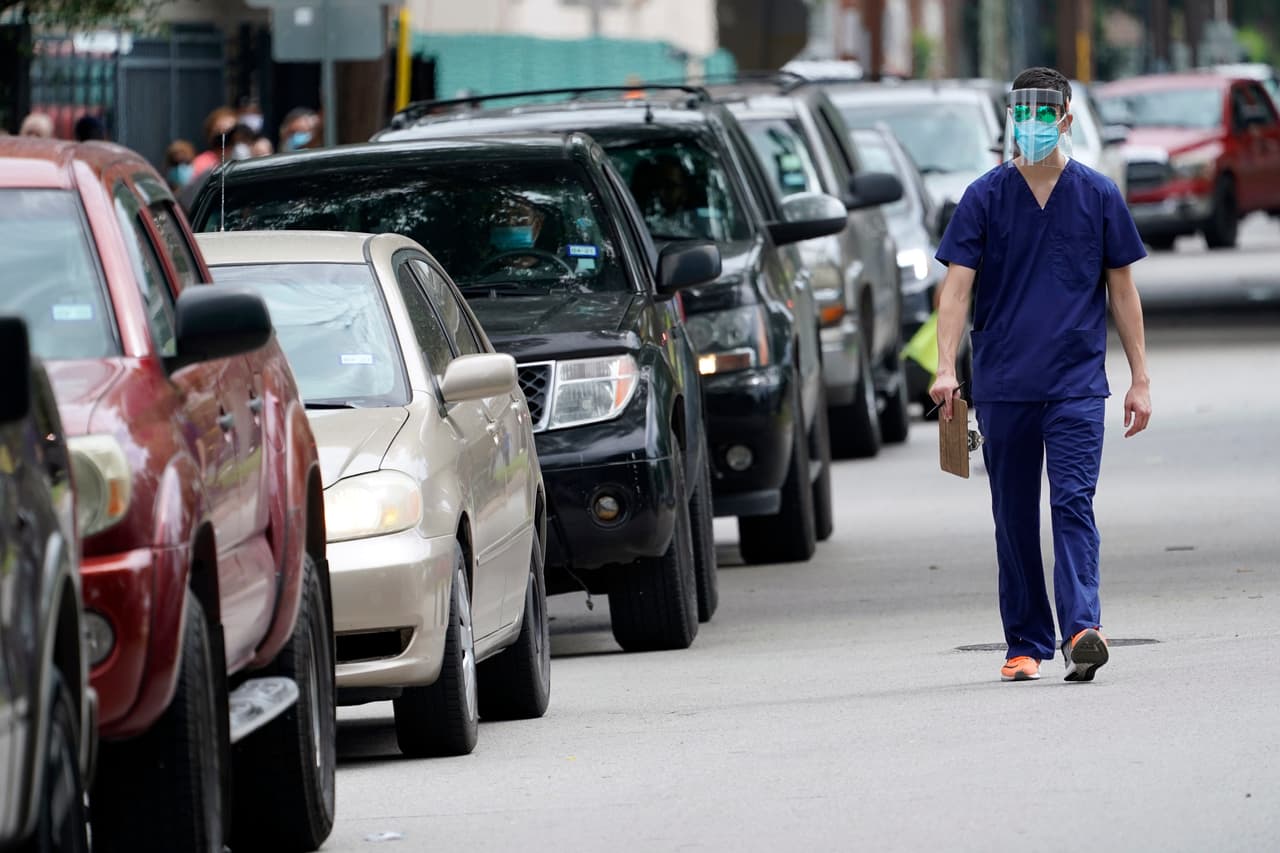 Ante lo grave de la situación con el incremento de contagios y muertes, el condado Harris junto con otros del area emitieron una orden de quedarse en casa aunado a un cierre de negocios que incluía bares y restaurantes.