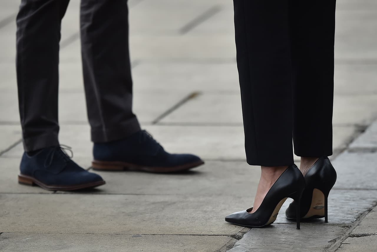 Como complemento del pantalón formal con ruedo al tobillo, completó con unos
<a href="https://www.sarahflint.com/products/perfect-pump-100-black-nappa-2?gclid=CjwKCAjw1ZbaBRBUEiwA4VQCIQvvxBx9APefWbFoE3f45W6Ti5T2Odl97GTHQrxX3MEWJ339nf139xoCsxsQAvD_BwE&utm_expid=.pKgR4p9wQFKF-hBYSZvlWQ.1&utm_referrer=">pumps en piel</a> negra de la diseñadora Sarah Flint.