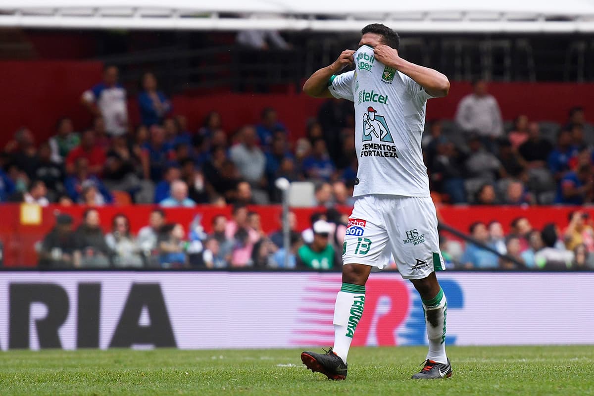 El segundo expulsado del juego fue el mediocampista colombiano del León, Alexander Mejía, al minuto 37.