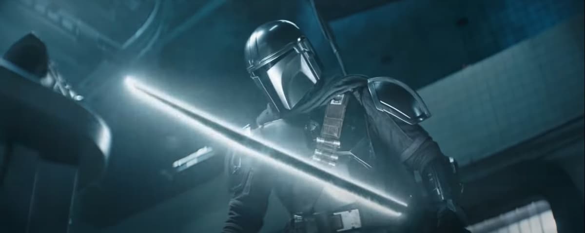 En el primer combate del episodio, Din Djarin usa el Darksaber en contra de los secuaces de su objetivo, pero debido a su falta de experiencia con esa arma termina por herirse a sí mismo.