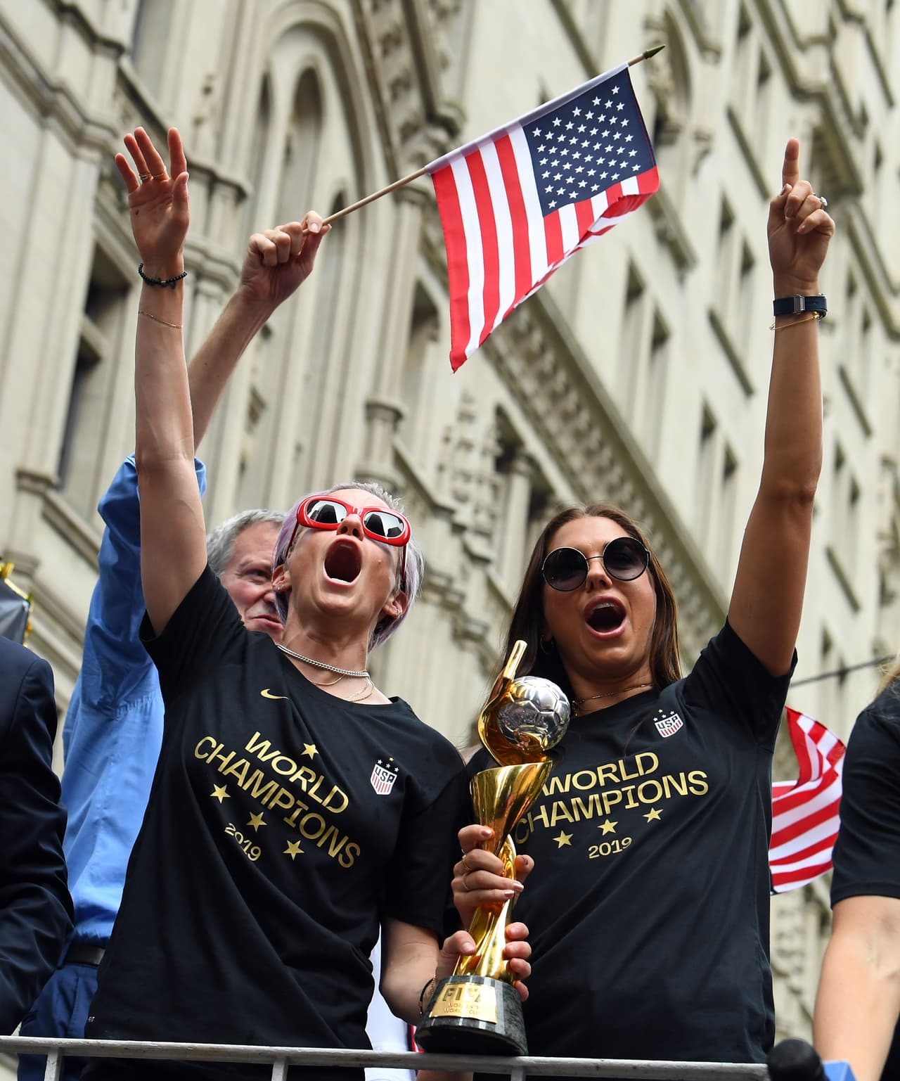 Megan Rapinoe, Alex Morgan, Julie Ertz, Allie Long, Carli Lloyd y compañía vivieron este miércoles una jornada especial en Nueva York durante el desfile de campeonas del mundo con el Team USA. Cientos de aficionados salieron a las calles de la Gran Manzana para saludar a sus heroínas.