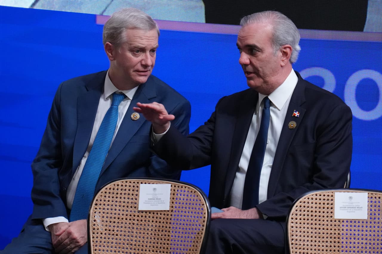 El presidente de la República Dominicana, Luis Abinader (derecha), conversa con el presidente de Chile, José Antonio Kast, durante la toma de posesión del presidente de Colombia, Abelardo de la Espriella, en Cali, Colombia, el viernes 7 de agosto de 2026. (Foto AP/Matias Delacroix)