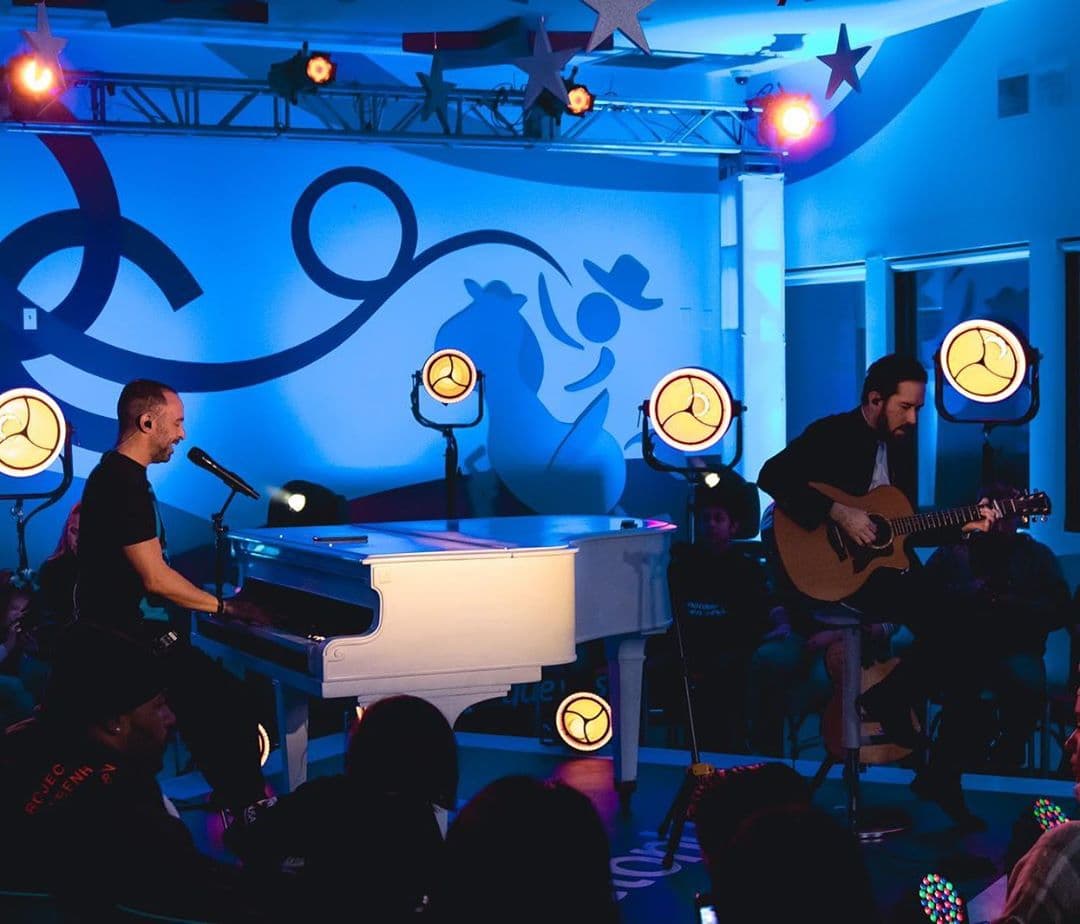 El dueto Camila fue parte del elenco musical que se presentó el sábado mientras se recibían las llamadas de los nuevos padrinos TeletónUSA.