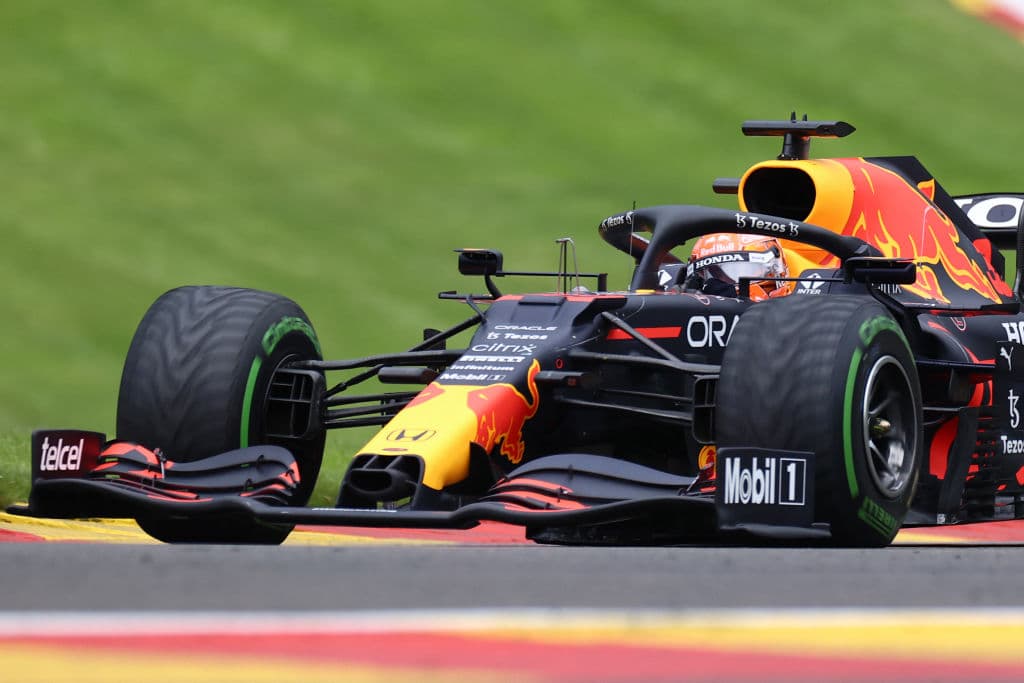 Max Verstappen aseguró la pole position con un tiempo de 1:59.765, sorpresivamente el piloto que consiguió el segundo mejor tiempo fue el británico George Russell con 2:00.086 y en la tercera plaza quedó el heptacampeón de la Fórmula 1, Lewis Hamilton, con un tiempo de 2:00.099.