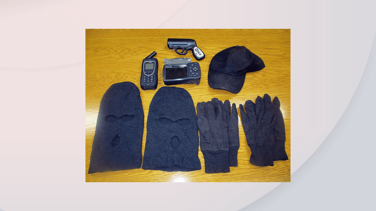También se encontró en el barco una bolsa que contenía dos pasamontañas negros, dos pares de guantes negros, un sombrero negro, un teléfono satelital y una unidad de GPS.