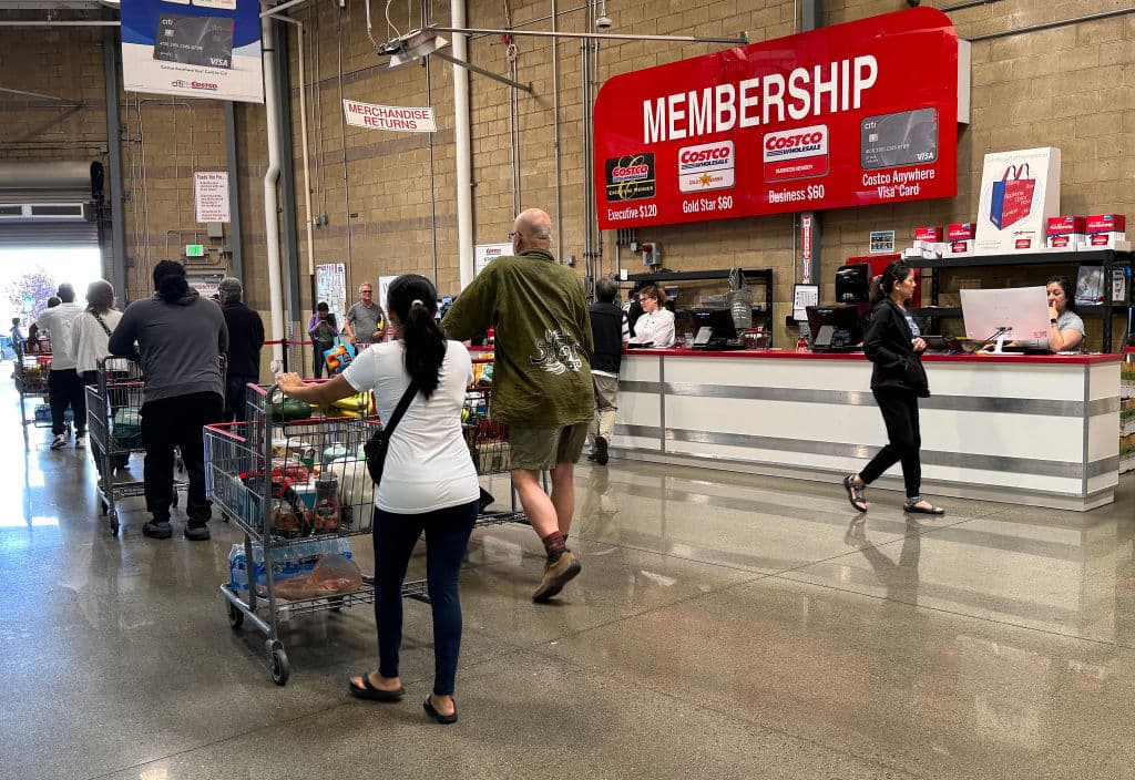 Costco no tocó los 'hot dogs', pero este 11 de julio despejó las especulaciones entre sus miembros, anticipando el alza en el costo de la membresía. Ese dinero es su principal fuente para
<b><a href="https://www.univision.com/noticias/dinero/pollos-asados-costco-que-tienen" target="_blank">llenar sus almacenes</a></b> de productos que solo sus miembros pueden comprar a un menor precio.