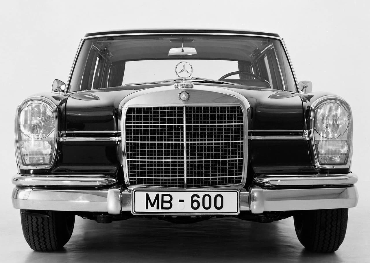 <b>Mercedes-Benz 600 Pullman </b>disponía de un motor V8 de 6.3 litros. A lo largo de sus años de producción salieron al mercado menos de
<b>2700 ejemplares</b> de este extenso y lujoso vehículo. Dependiendo el modelo y el estado de conservación, para comprar un 600 Pullman hay que tener entre 100,000 y 150,000 dólares libres en la cuenta bancaria.