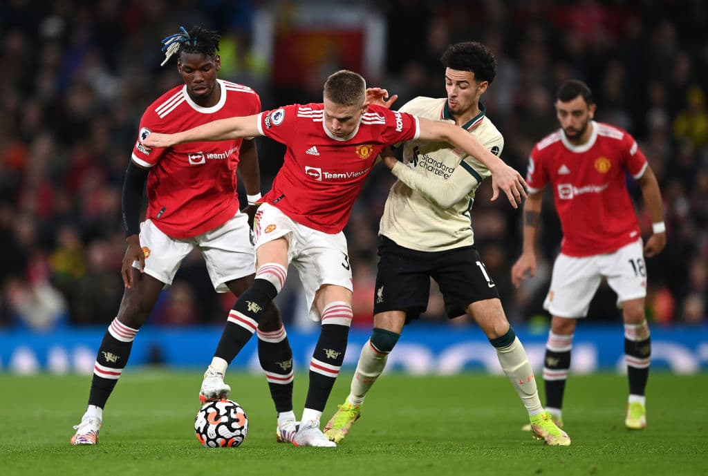 Manchester United sufre dolorosa derrota en Old Trafford ante el Liverpool, quien goleó 5-0 durante la J9. Nabi Keita (5'), Diogo Jota (13') y Mohamed Salah con hat-trick (38', 45+5' y 50') se encargaron de las anotaciones ante los locales; Cristiano Ronaldo no pudo anotar en esta ocasión.