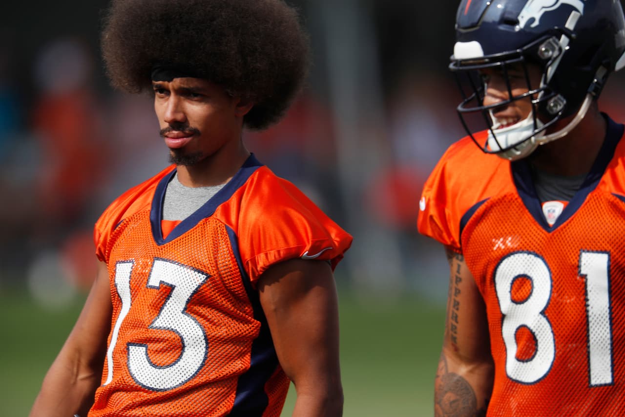 Con una espectacular cabellera, el receptor abierto de los Denver Broncos Kenny Bell (13) observa una parte del entrenamiento de la defensiva este lunes 30 de julio en las instalaciones de Englewood.