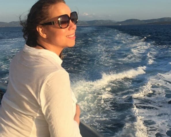 ¡Menos mal! Entonces sólo se tratan de unas libras de más y la felicidad de haber reencontrado el amor.