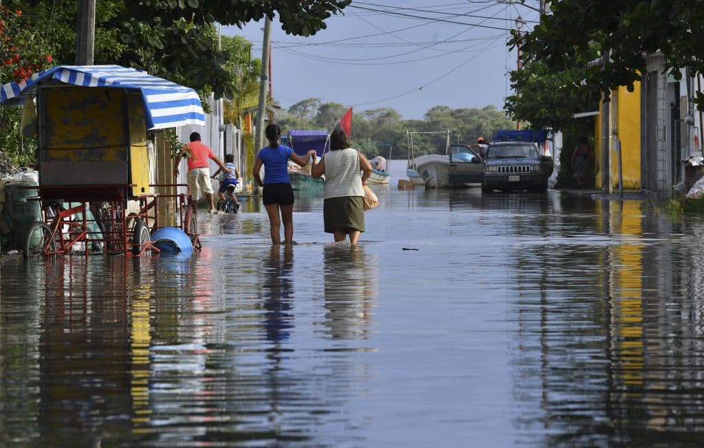 El huracán Katia, por su lado, entró a México por las costas de Veracruz y Tamaulipas. A pesar de haberse degradado a categoría 1, causó inundaciones y destrucción por varias ciudades del país.