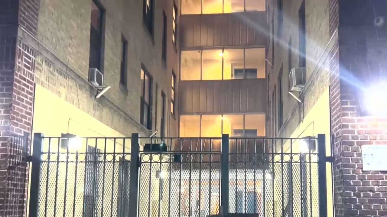 Encuentran muertos a dos adultos y un niño de 5 años en un apartamento del Bronx