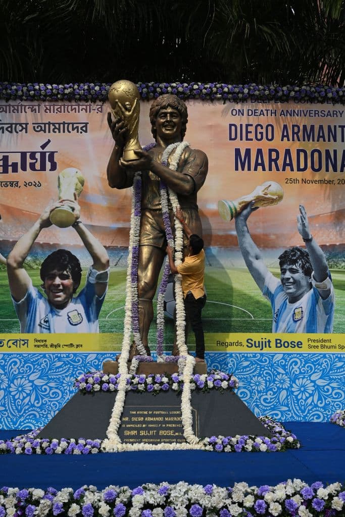 Se cumple un año de la partida de Diego Armando Maradona y el mundo del futbol lo recuerda con diferentes gestos, homenajes por parte de clubes y fanáticos y publicaciones en redes sociales; D10s sigue presente.