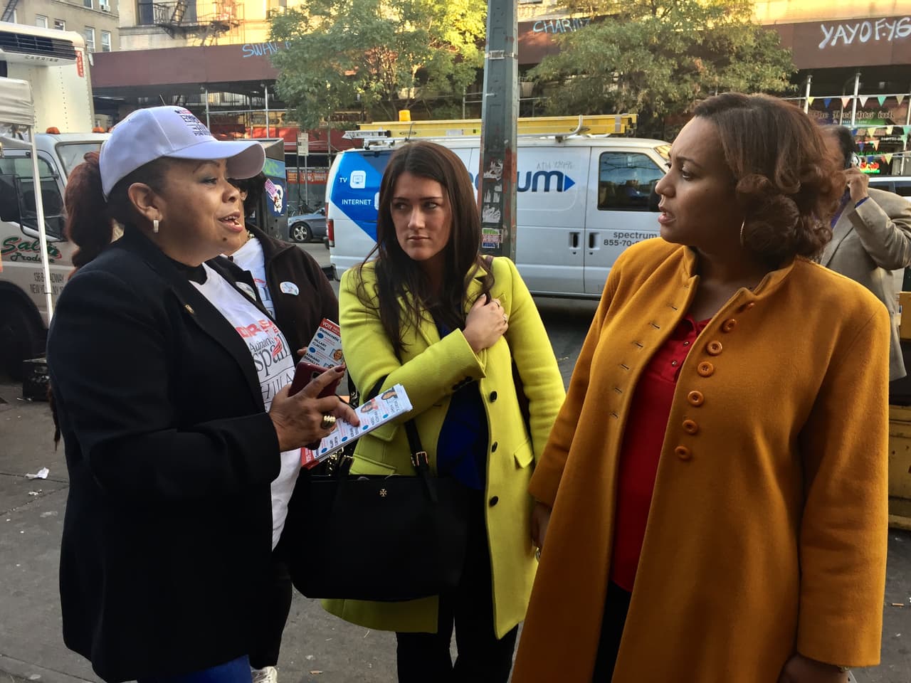 Marisol Alcántara (abrigo amarillo oscuro) será la primera dominicana en el Senado Estatal de NY.