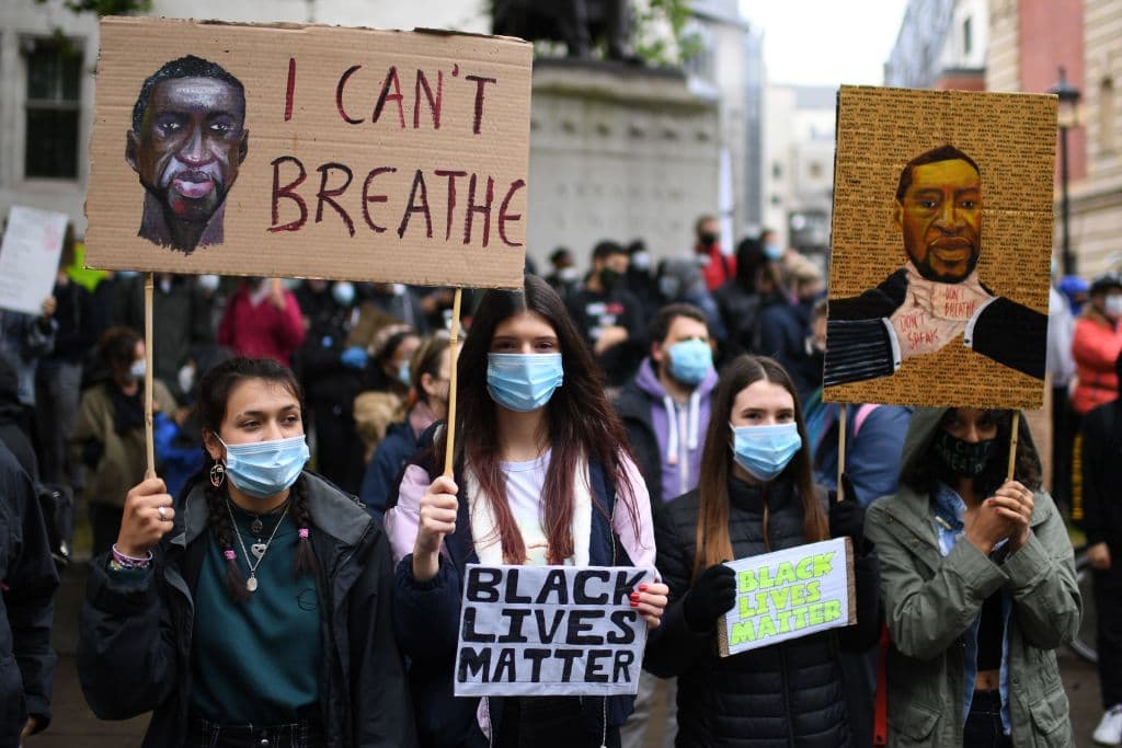 Protestas pacíficas en la plaza del Parlamento en Londres este sábado.
