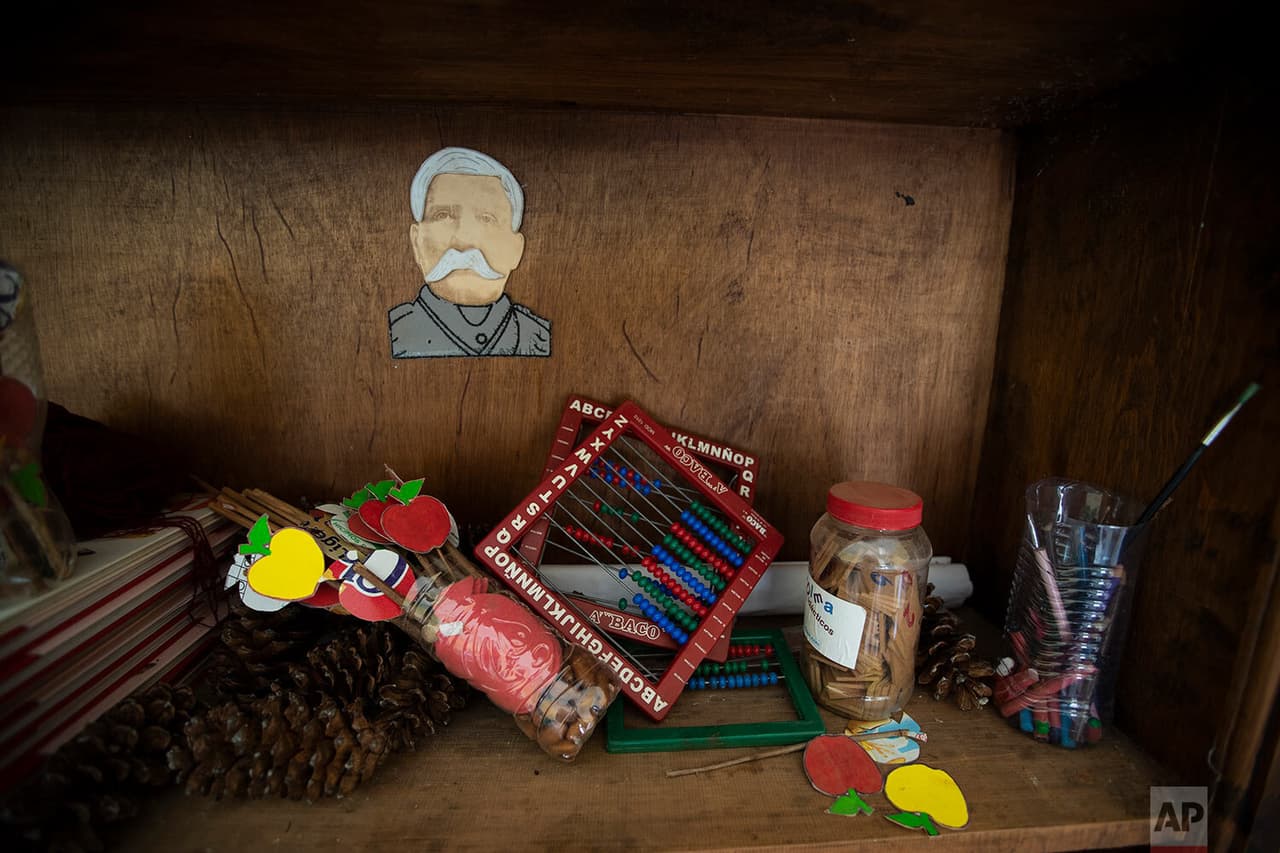 Con los gobiernos todavía analizando cuántos estudiantes han abandonado sus
<a href="https://www.univision.com/temas/educacion">sistemas escolares</a>,
<b>se cree que el cierre de escuelas ha afectado a casi 1,500 millones de niños en todo el mundo.</b>
<br>
<br>Materiales escolares no utilizados yacen en un estante en una escuela en la comunidad de Nuevo Yibeljoj, estado de Chiapas, México.