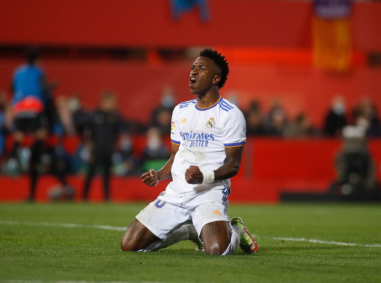 Gracias a un doblete de Karim Benzema y otro tanto del brasileño Vinícius, el Real Madrid venció al Mallorca y aumentó su ventaja en el liderato a 10 puntos sobre el Sevilla.