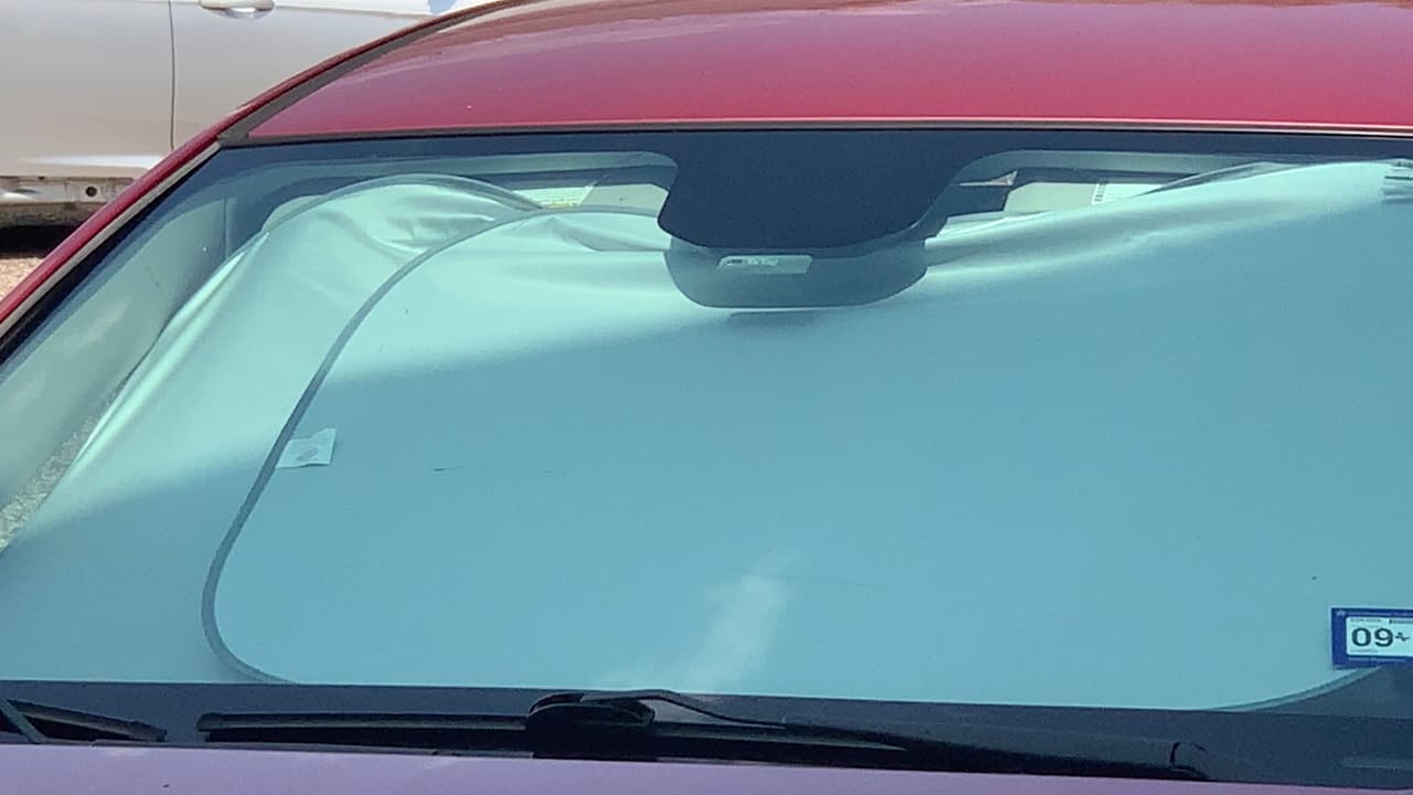 Para que su carro no se ponga tan caliente al interior puede poner un protector del sol que se instala en el palabristas.