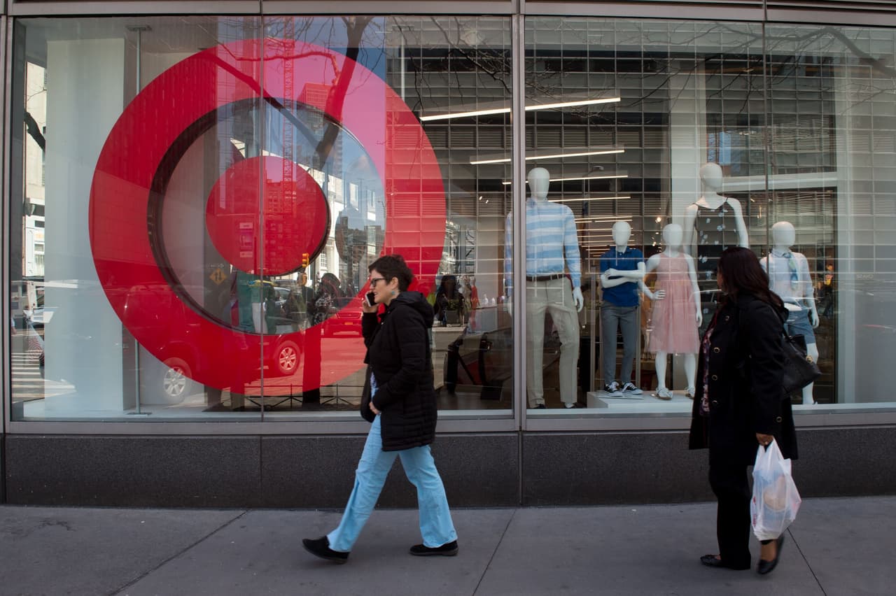 El jueves, USA Today informó que Target había actualizado sus políticas de coronavirus para incluir un mandato de máscara para los clientes. El nuevo mandato entrará en vigencia el 1 de agosto.