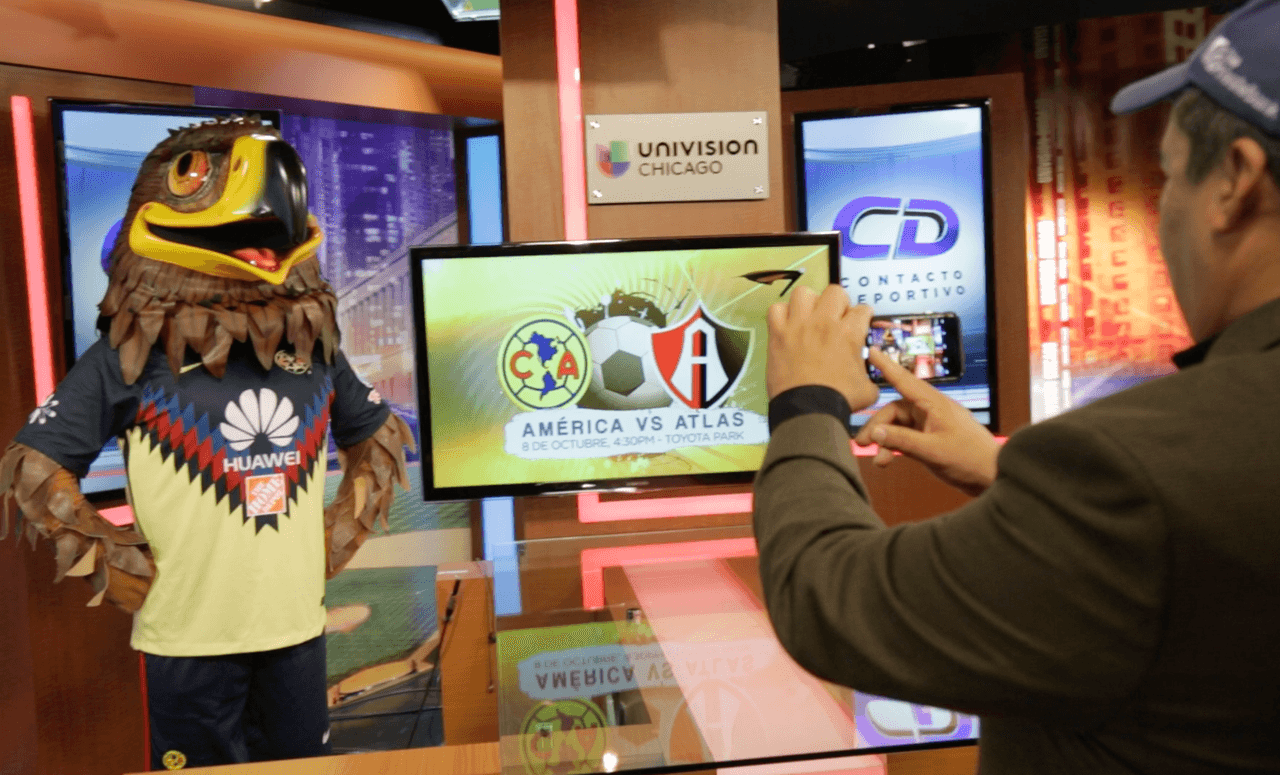 Una visita de altos vuelos, la mascota de las Águilas del América estuvo en los estudios de Univision Chicago.