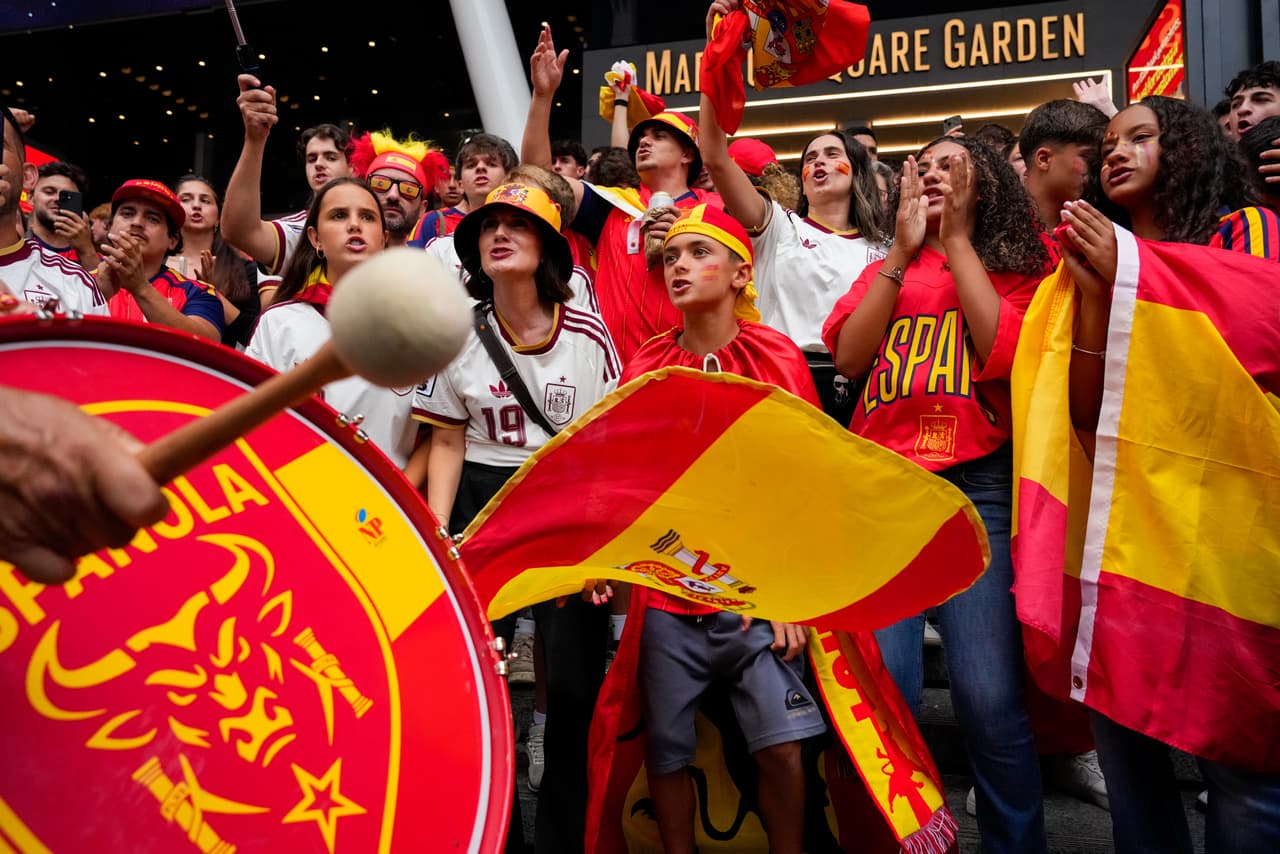 Los aficionados reunidos en la tarde previa al partido.