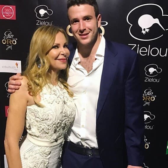 Finalmente, Ana Obregón reconoció que "ojalá lo hubiera leído antes de que partieras para decirte que
<b>has dado tanto amor en esta vida</b>, a tus amigos, a tu novia, a tu familia y sobre todo a mí, que necesitaría 1 millón de vidas para agradecértelo. Tu mensaje llegará al corazón de muchas personas. Aless por siempre".
<br>