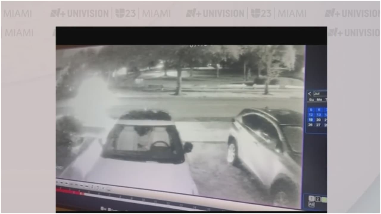 Conductor de un Tesla estrelló el carro contra una casa en Pompano Beach y huyó del lugar