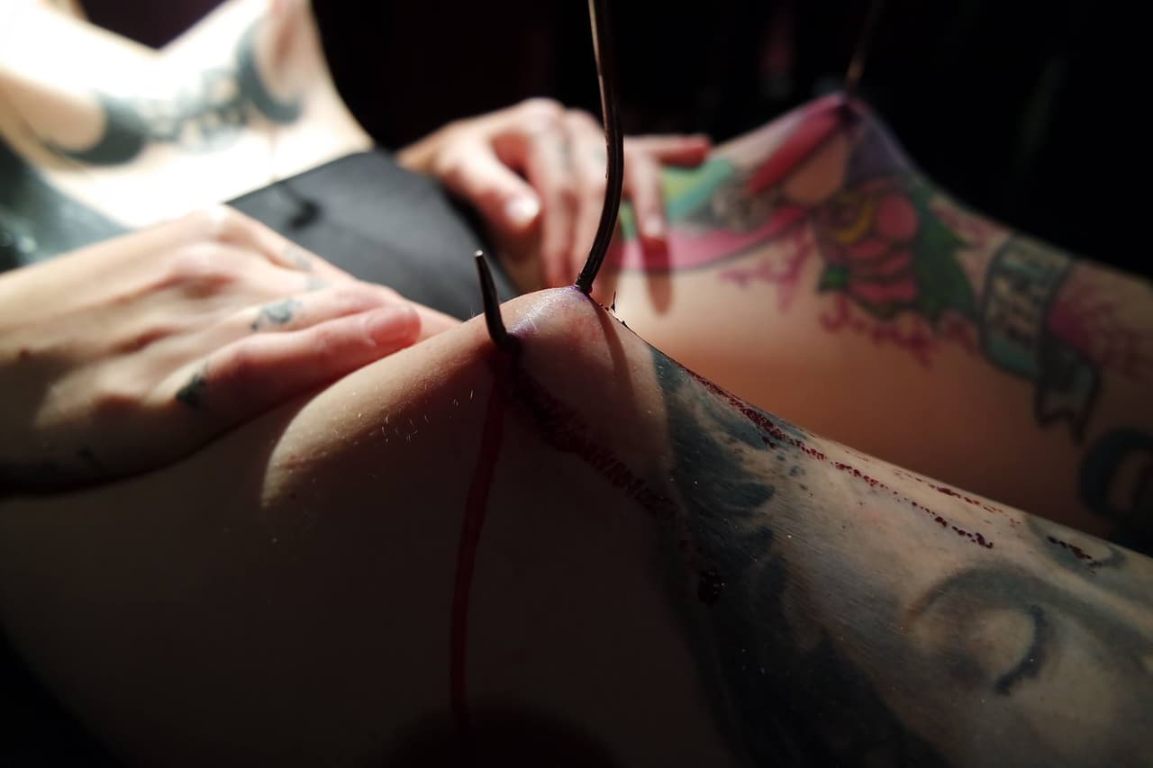 El espectáculo, sin embargo, ha sido demasiado impresionante para los visitantes y la organización ha tenido que suspenderlo después de que 13 personas sufrieran mareos, e incluso en algunos casos llegaran a desmayarse, tras ver la sangre que corría por el cuerpo de los artistas.
<br>